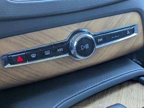 Used 2025 Volvo XC90 B6 Plus w/ Protection Package Premier image 19