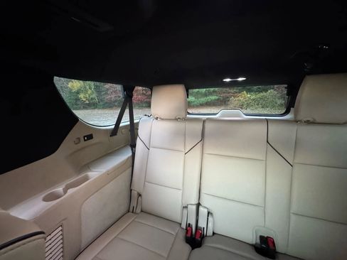 Used 2021 Cadillac Escalade ESV Premium Luxury image 21