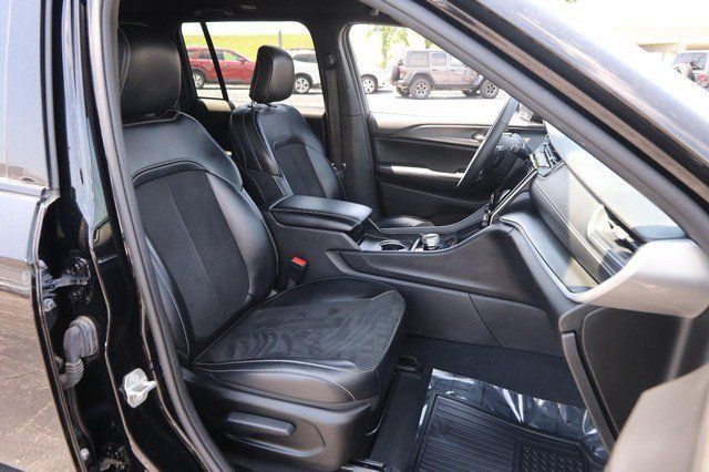 Used 2024 Jeep Grand Cherokee Altitude AWD/4WD image 27