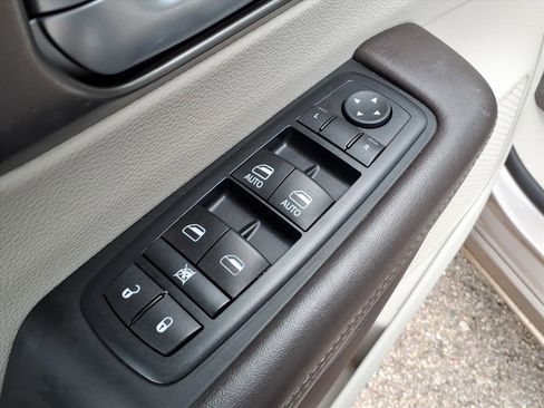 Used 2017 Chrysler Pacifica Touring image 13