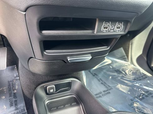 New 2025 Chrysler Pacifica Select image 24