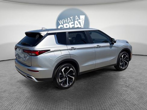 Used 2024 Mitsubishi Outlander SE AWD/4WD image 3