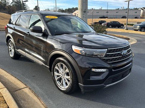 Used 2022 Ford Explorer XLT w/ Equipment Group 202A image 6