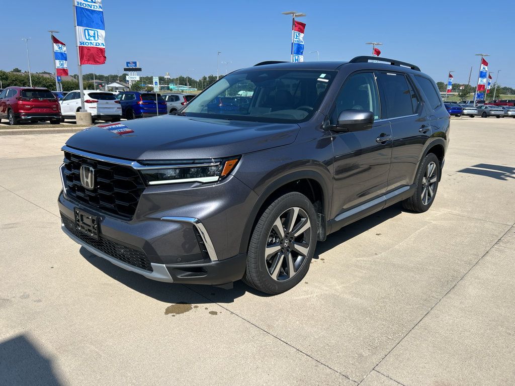 Used 2025 Honda Pilot Touring image 1