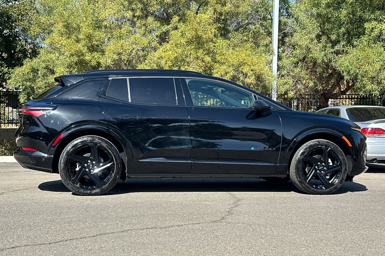 Used 2024 Chevrolet Equinox EV RS FWD image 3