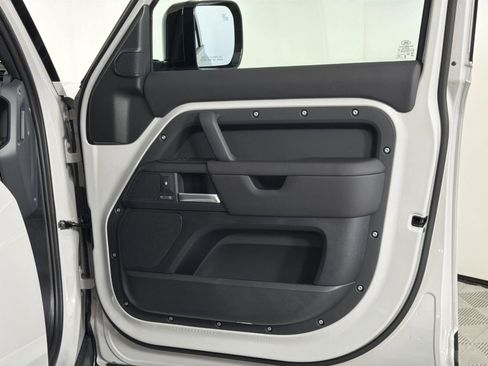 New 2026 Land Rover Defender 110 X-Dynamic SE image 31