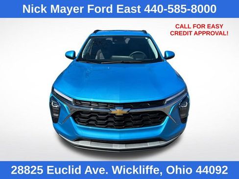 Used 2025 Chevrolet Trax LT FWD image 2