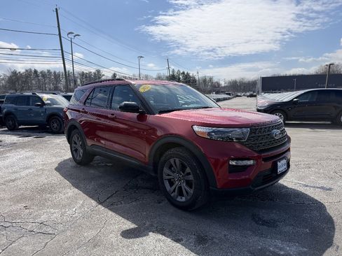 Used 2022 Ford Explorer XLT w/ Equipment Group 202A image 9