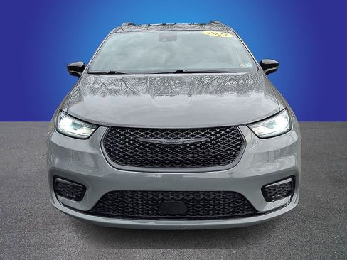 Used 2025 Chrysler Pacifica Limited FWD image 2
