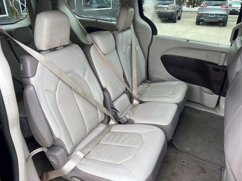 Certified 2017 Chrysler Pacifica Touring-L image 14
