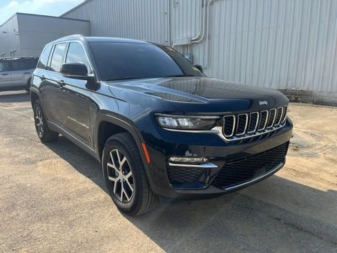 Used 2023 Jeep Grand Cherokee Limited AWD/4WD image 3