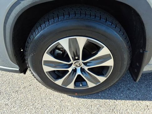 Used 2023 Toyota Highlander XLE FWD image 11