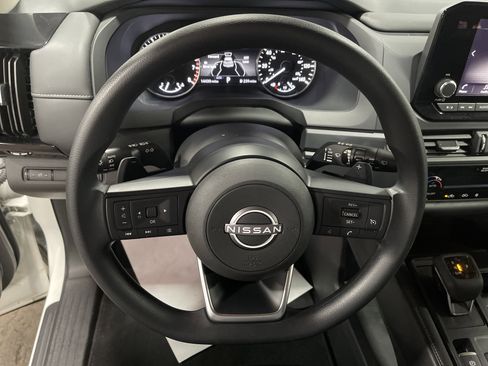 Used 2024 Nissan Pathfinder S image 18