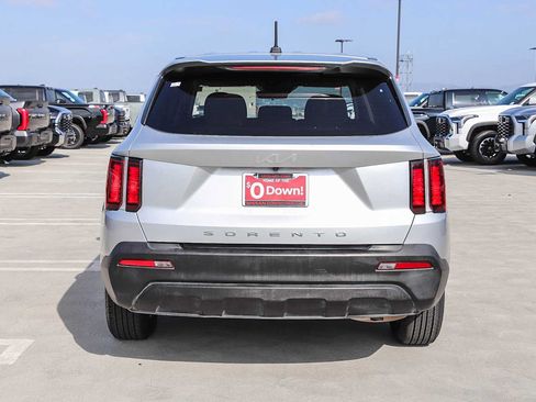 Used 2022 Kia Sorento LX FWD image 7