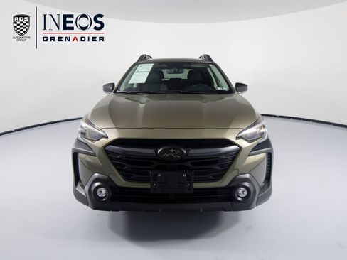 Used 2025 Subaru Outback Premium AWD/4WD image 2