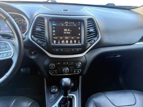 Used 2017 Jeep Cherokee Overland w/ Technology Group AWD/4WD image 15