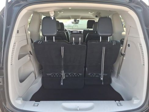 Used 2024 Chrysler Pacifica Touring-L FWD image 21