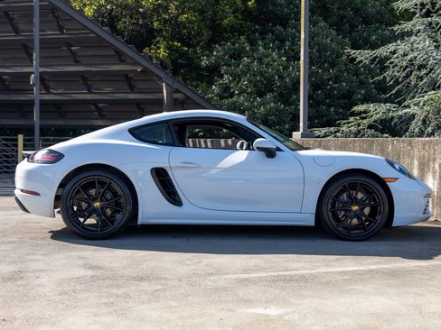 Certified 2018 Porsche 718 Cayman RWD image 12