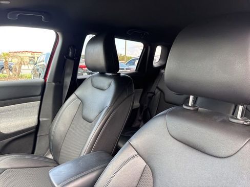 Used 2025 Jeep Compass Latitude image 24