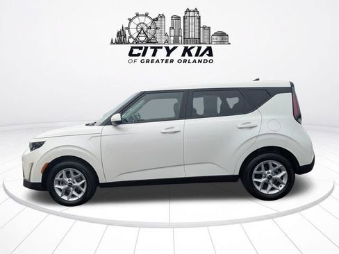 Certified 2025 Kia Soul LX w/ LX Technology Package FWD image 2
