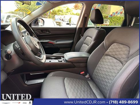 Used 2023 Nissan Pathfinder S image 15