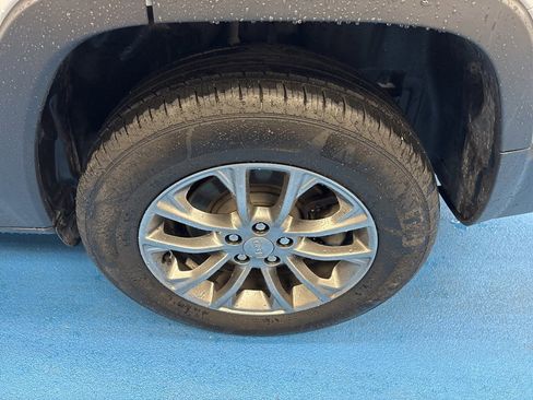 Used 2019 Jeep Cherokee Latitude Plus w/ Travel & Safety Group image 16