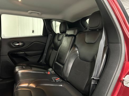 Used 2020 Jeep Cherokee Latitude Plus AWD/4WD image 30