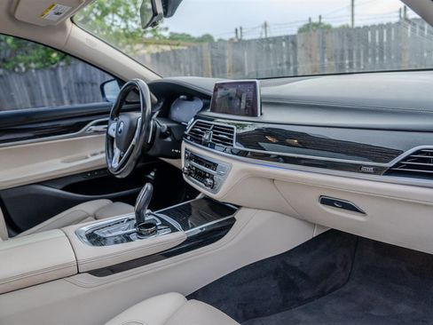 Used 2020 BMW 750i xDrive w/ Executive Package image 33