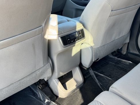 Used 2019 Toyota Highlander AWD V6 image 14