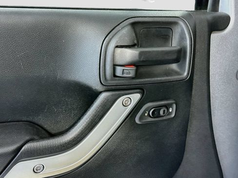 Used 2017 Jeep Wrangler Unlimited Sahara w/ Connectivity Group AWD/4WD image 22