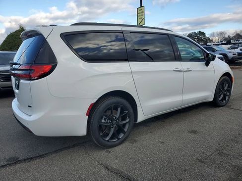 New 2026 Chrysler Pacifica Select image 6