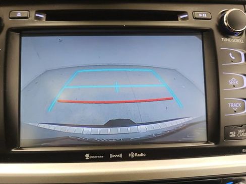Used 2019 Toyota Highlander XLE AWD/4WD image 25