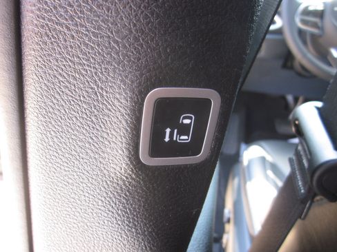 Used 2025 Chrysler Pacifica Select FWD image 12