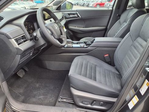 New 2025 Mitsubishi Outlander SE image 5