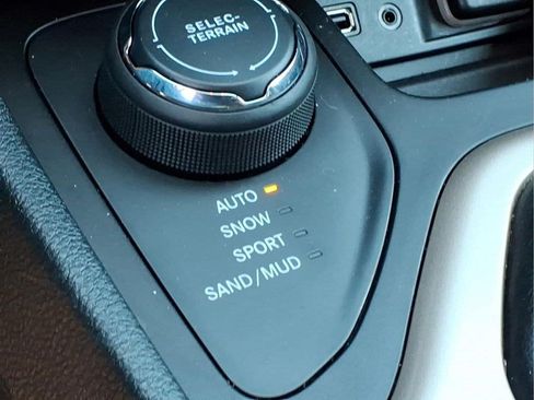 Used 2016 Jeep Cherokee Limited AWD/4WD image 15