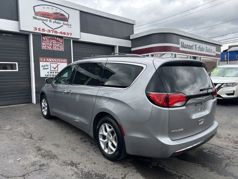Used 2017 Chrysler Pacifica Touring-L w/ Tire & Wheel Group FWD image 6