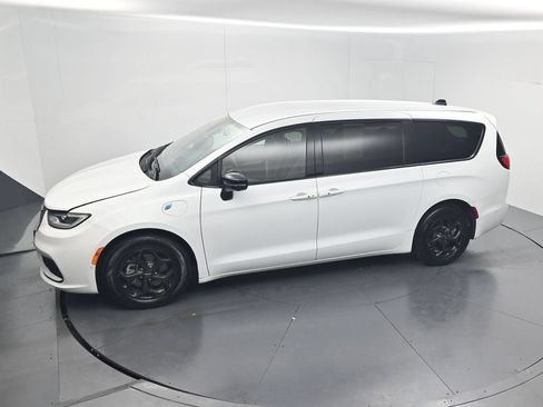 Used 2024 Chrysler Pacifica Limited FWD image 51