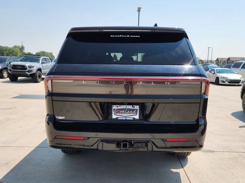 Used 2025 Lincoln Navigator Reserve AWD/4WD image 2