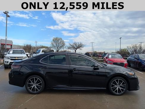 Used 2024 Toyota Camry SE image 4
