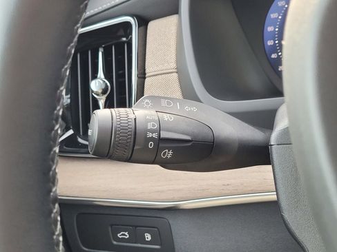 Certified 2025 Volvo XC90 T8 Plus image 22