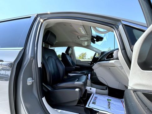 Used 2022 Chrysler Pacifica Touring-L FWD image 16
