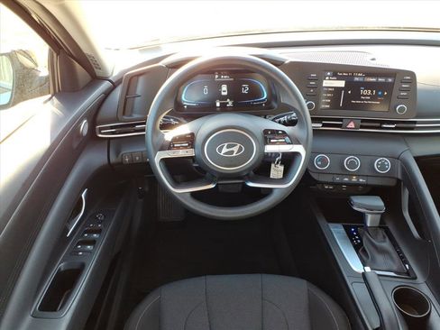 Used 2025 Hyundai Elantra SE image 10