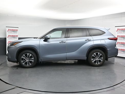 Used 2021 Toyota Highlander XLE AWD/4WD image 5