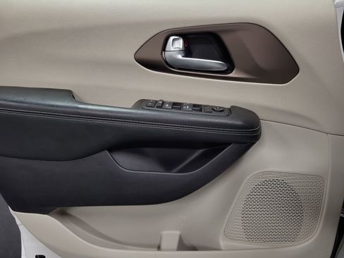 Used 2021 Chrysler Voyager Lxi image 21