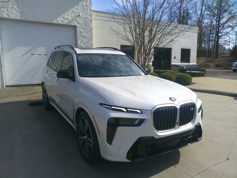 Used 2025 BMW X7 M60i w/ Climate Comfort Package image 2