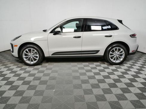 Used 2022 Porsche Macan AWD/4WD image 2