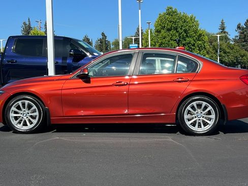 Used 2018 BMW 320i xDrive Sedan AWD/4WD image 2