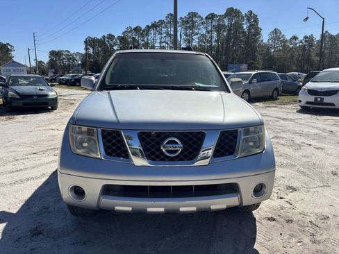 Used 2007 Nissan Pathfinder SE image 2