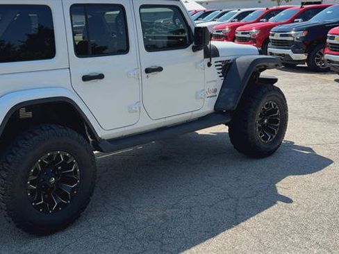 Used 2018 Jeep Wrangler Unlimited Sahara w/ Dual Top Group AWD/4WD image 8