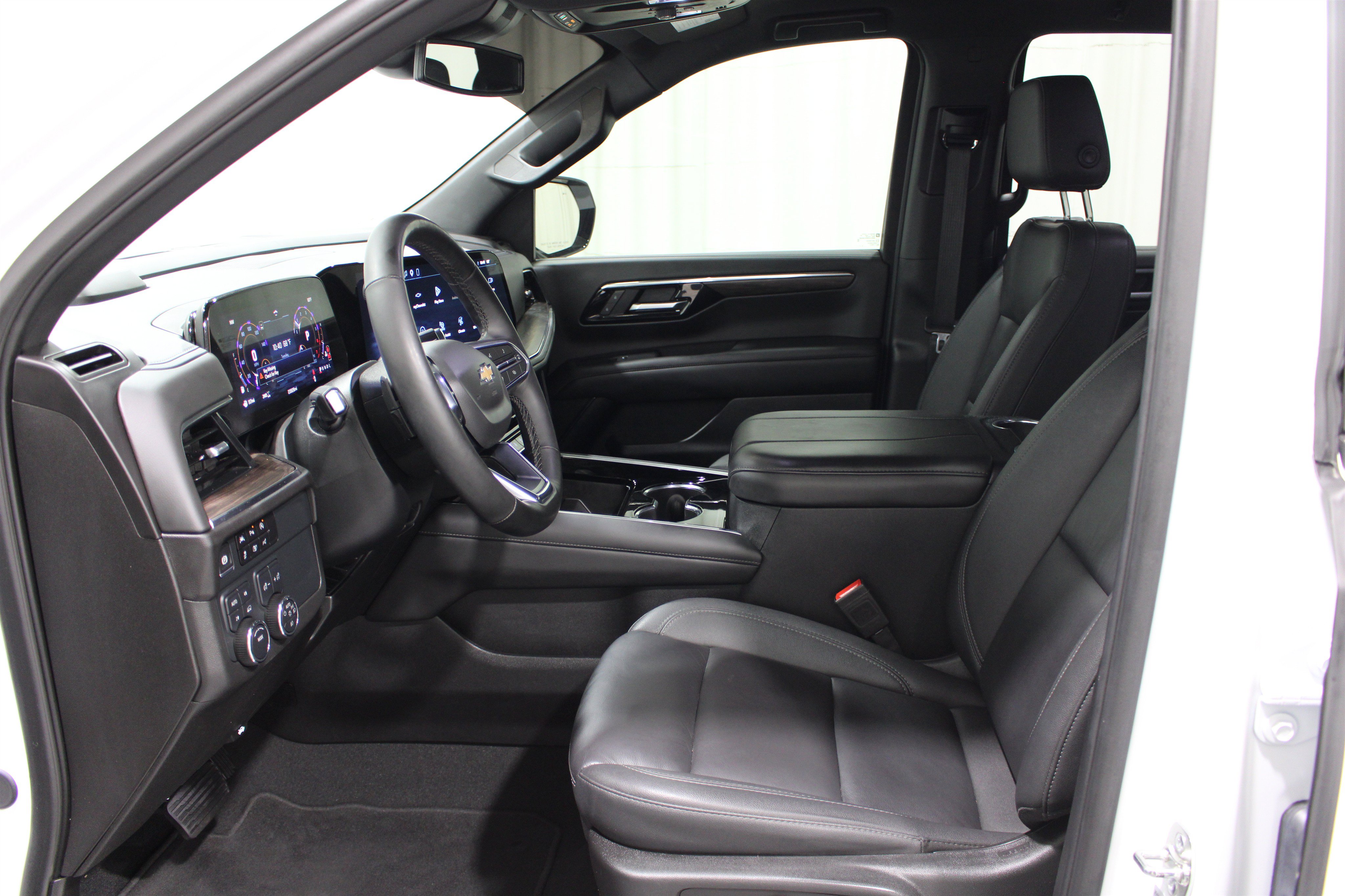 Used 2025 Chevrolet Tahoe LT w/ Comfort Package AWD/4WD image 3